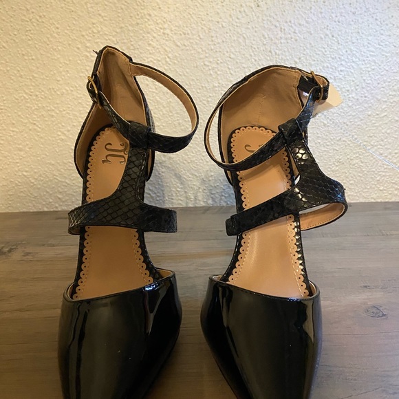 Journee Collection black leather t-strap shoes 7 - Picture 2 of 6